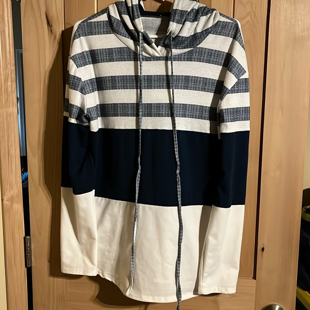Thicker hooded long sleeve shirt. Navy blue and white. Oversized and comfy!